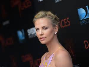 charlize theron toples|Charlize Theron posa desnuda